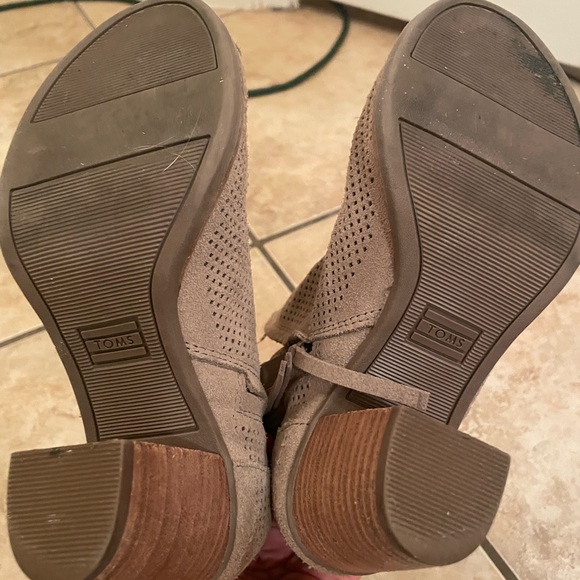 slightly used booties. VERY comfortable! - Picture 5 of 5